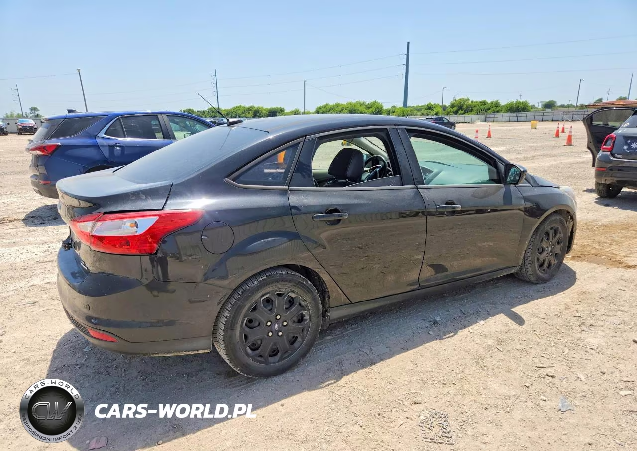 2012 Ford Focus Se VIN:1FAHP3F23CL449156 - 3