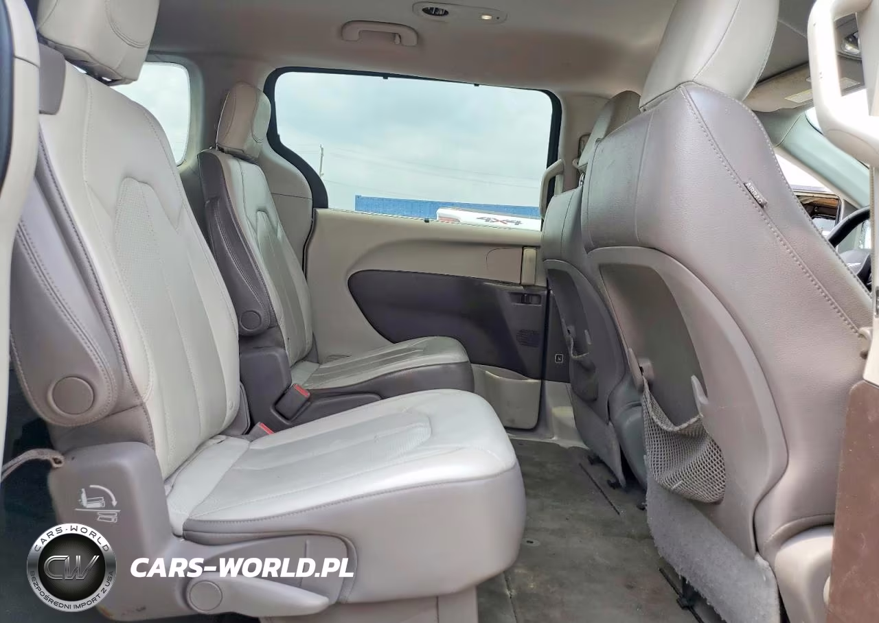2018 Chrysler Pacifica Hybrid Select VIN:2C4RC1BG9JR142577 - 11