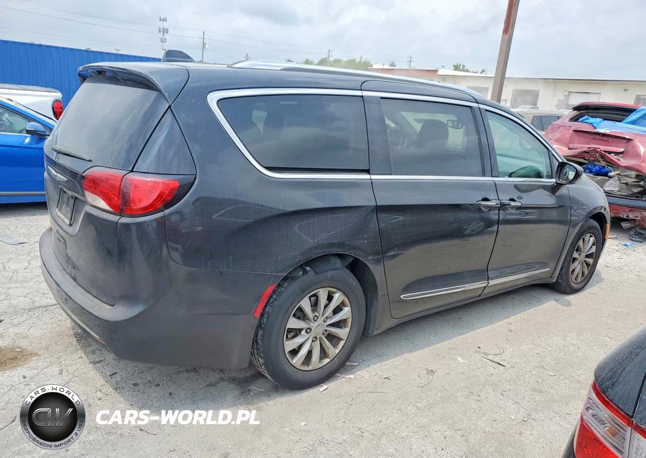 2018 Chrysler Pacifica Hybrid Select VIN:2C4RC1BG9JR142577 - 3