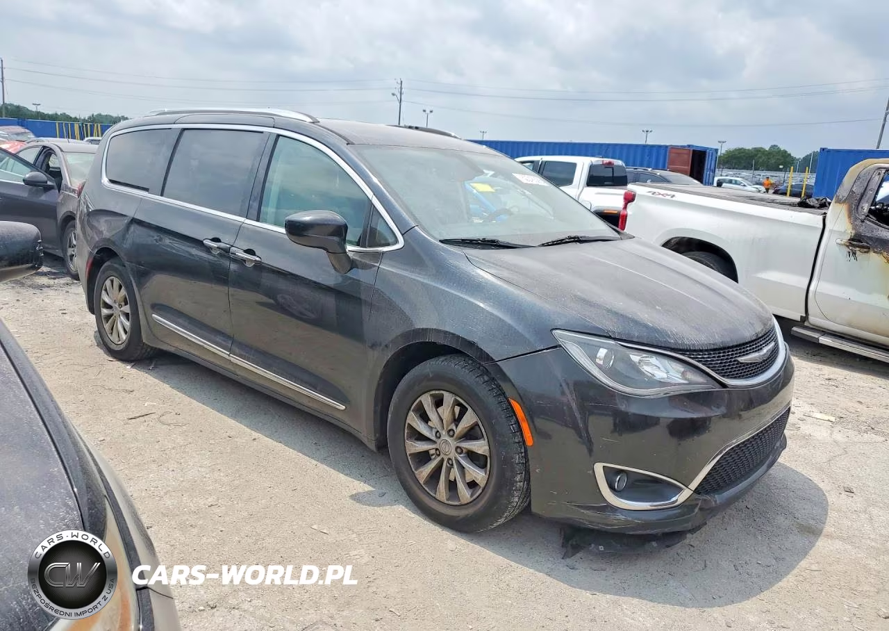 2018 Chrysler Pacifica Hybrid Select VIN:2C4RC1BG9JR142577 - 4