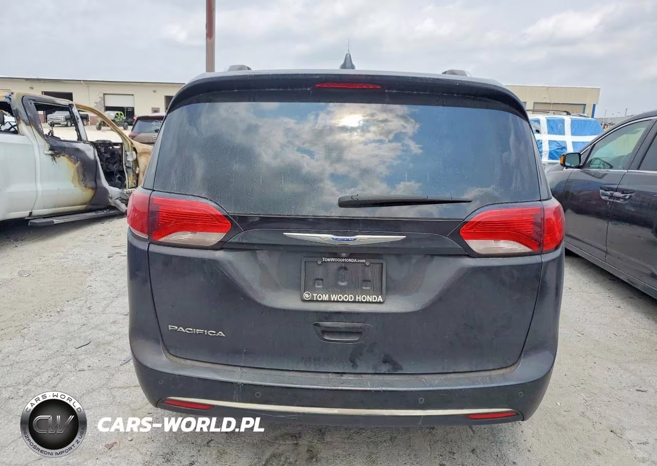 2018 Chrysler Pacifica Hybrid Select VIN:2C4RC1BG9JR142577 - 6