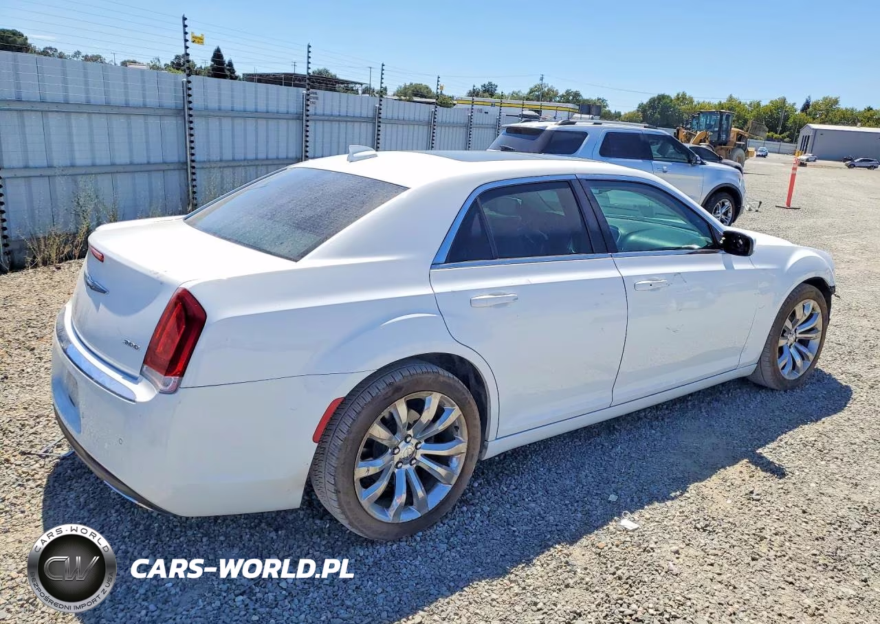 2016 Chrysler 300 Limited VIN:2C3CCAAGXGH313444 - 3