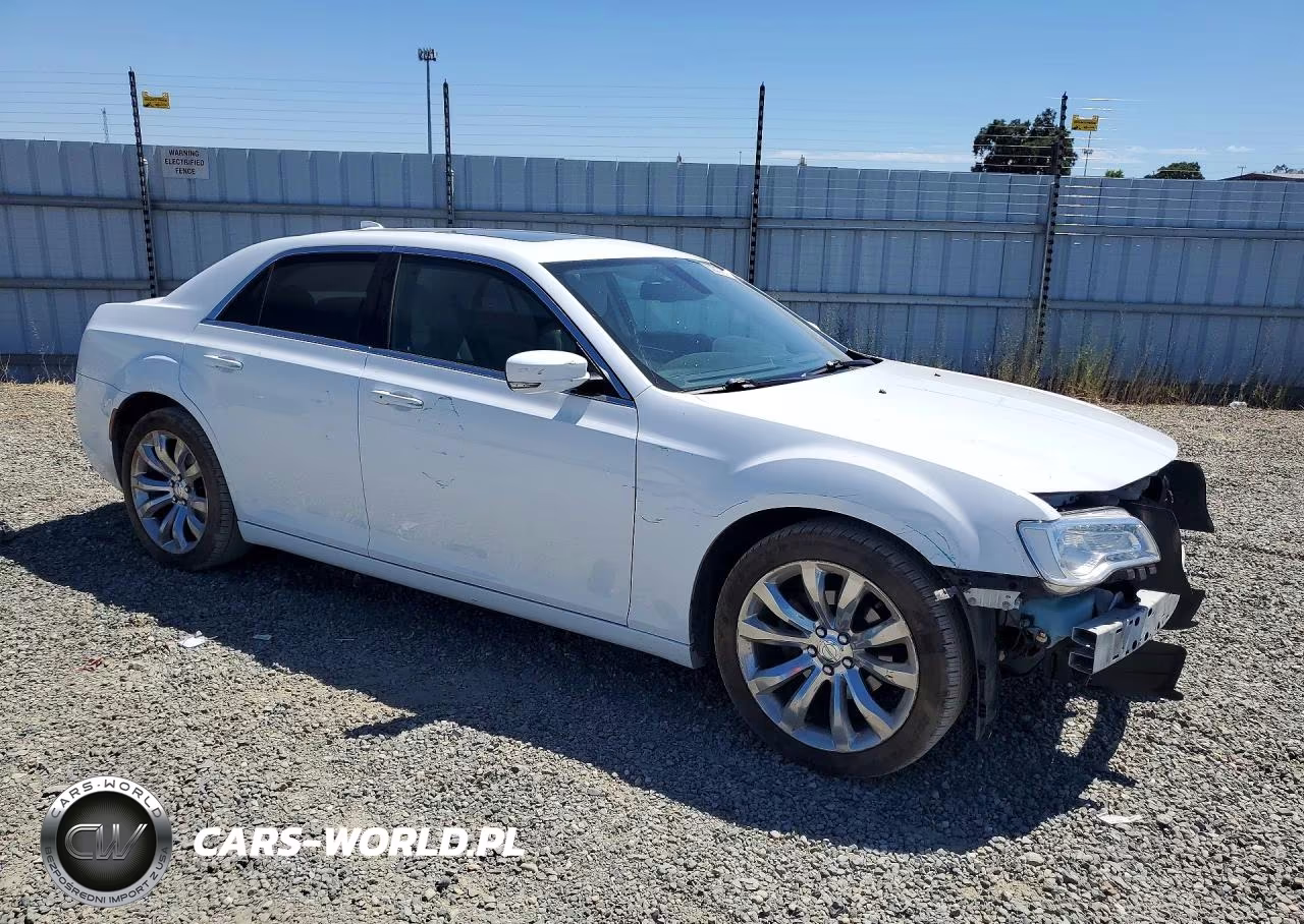 2016 Chrysler 300 Limited VIN:2C3CCAAGXGH313444 - 4