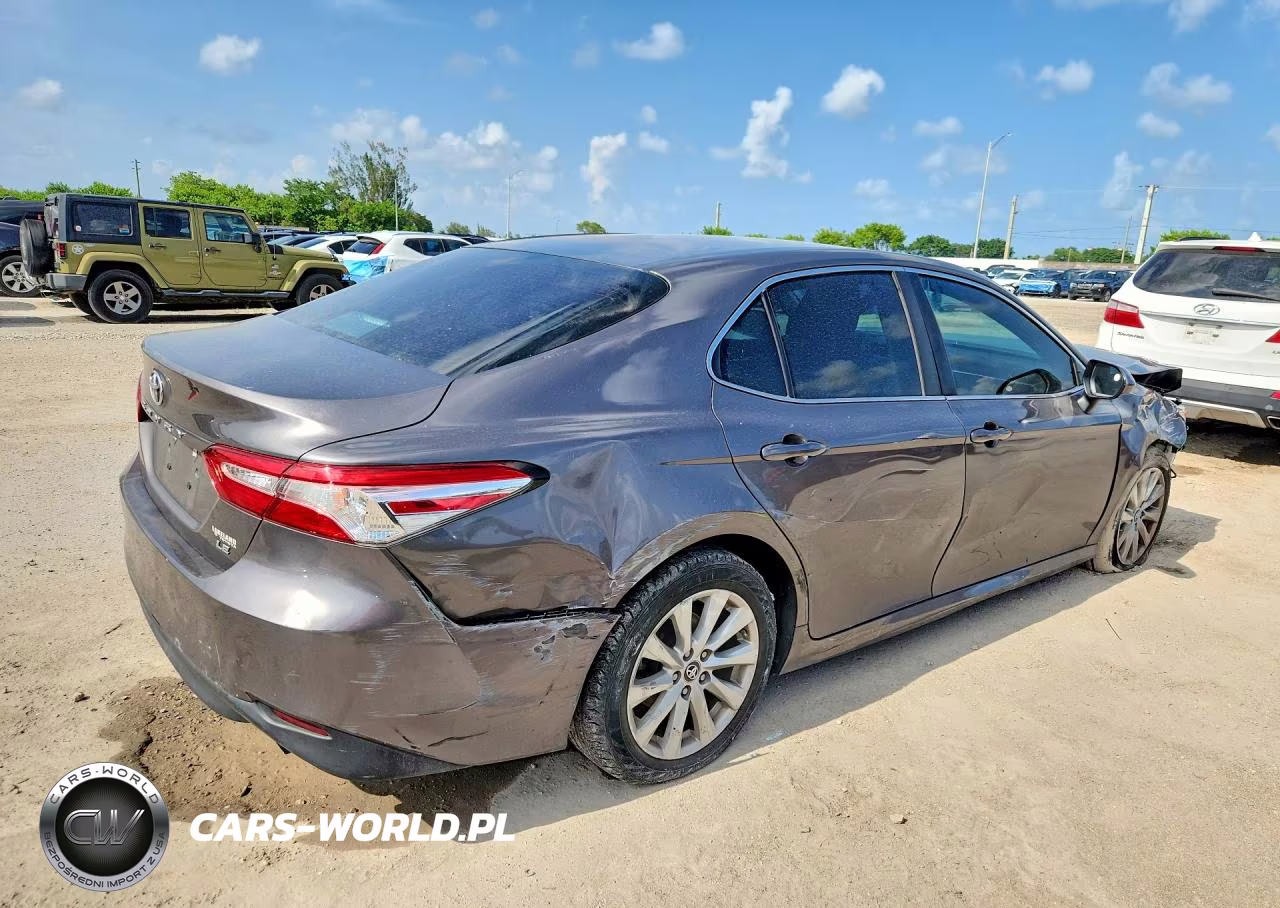 2018 Toyota Camry Le VIN:4T1B11HK5JU082024 - 3