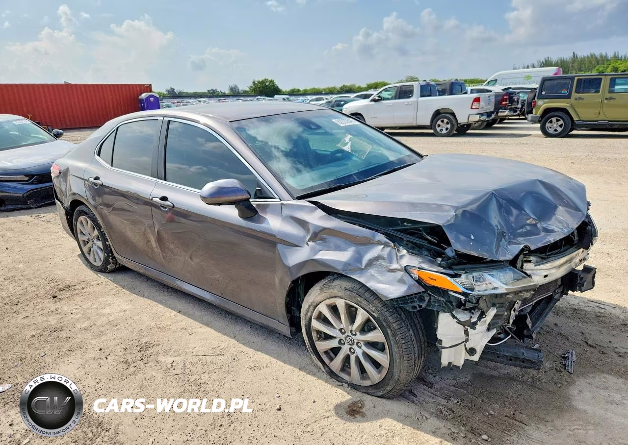 2018 Toyota Camry Le VIN:4T1B11HK5JU082024 - 4