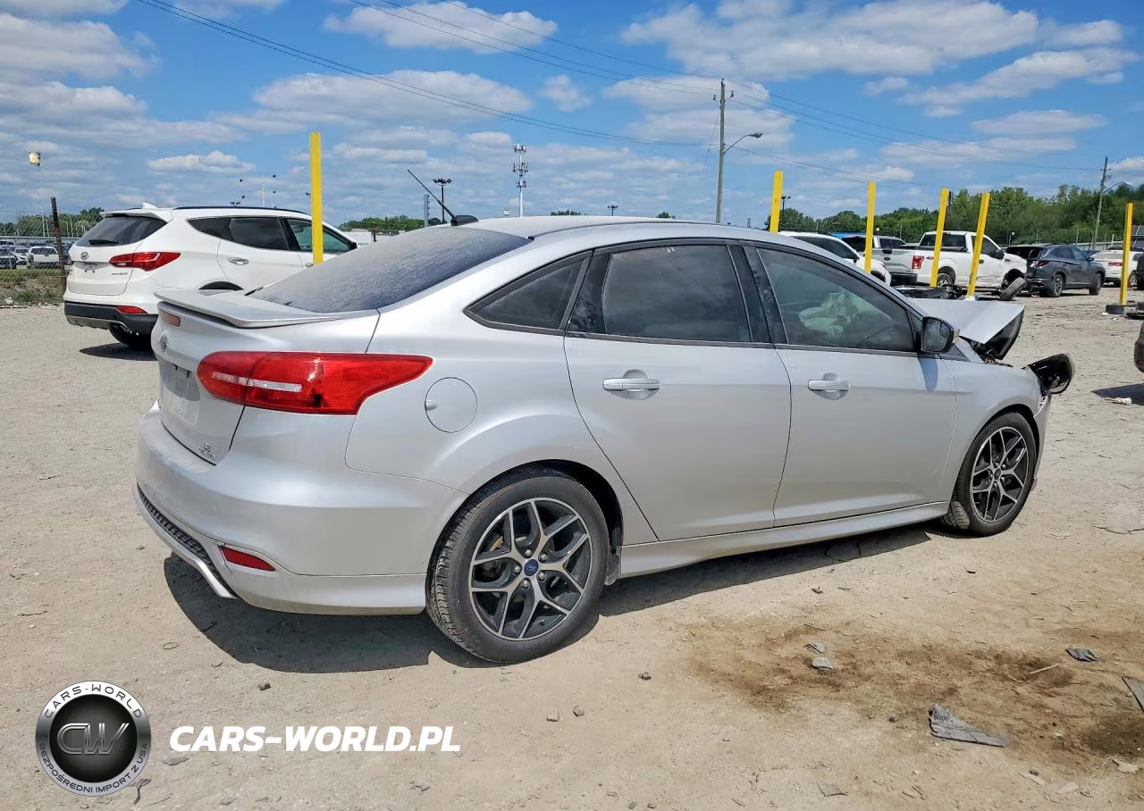 2015 Ford Focus Se VIN:1FADP3F29FL347203 - 3