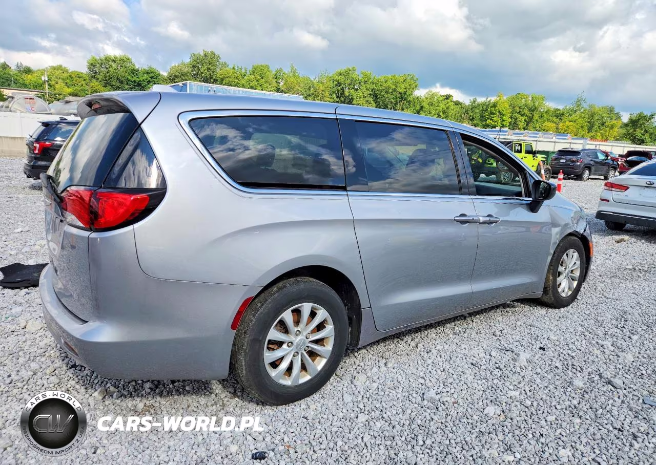 2017 Chrysler Pacifica Touring VIN:2C4RC1DG7HR519995 - 3