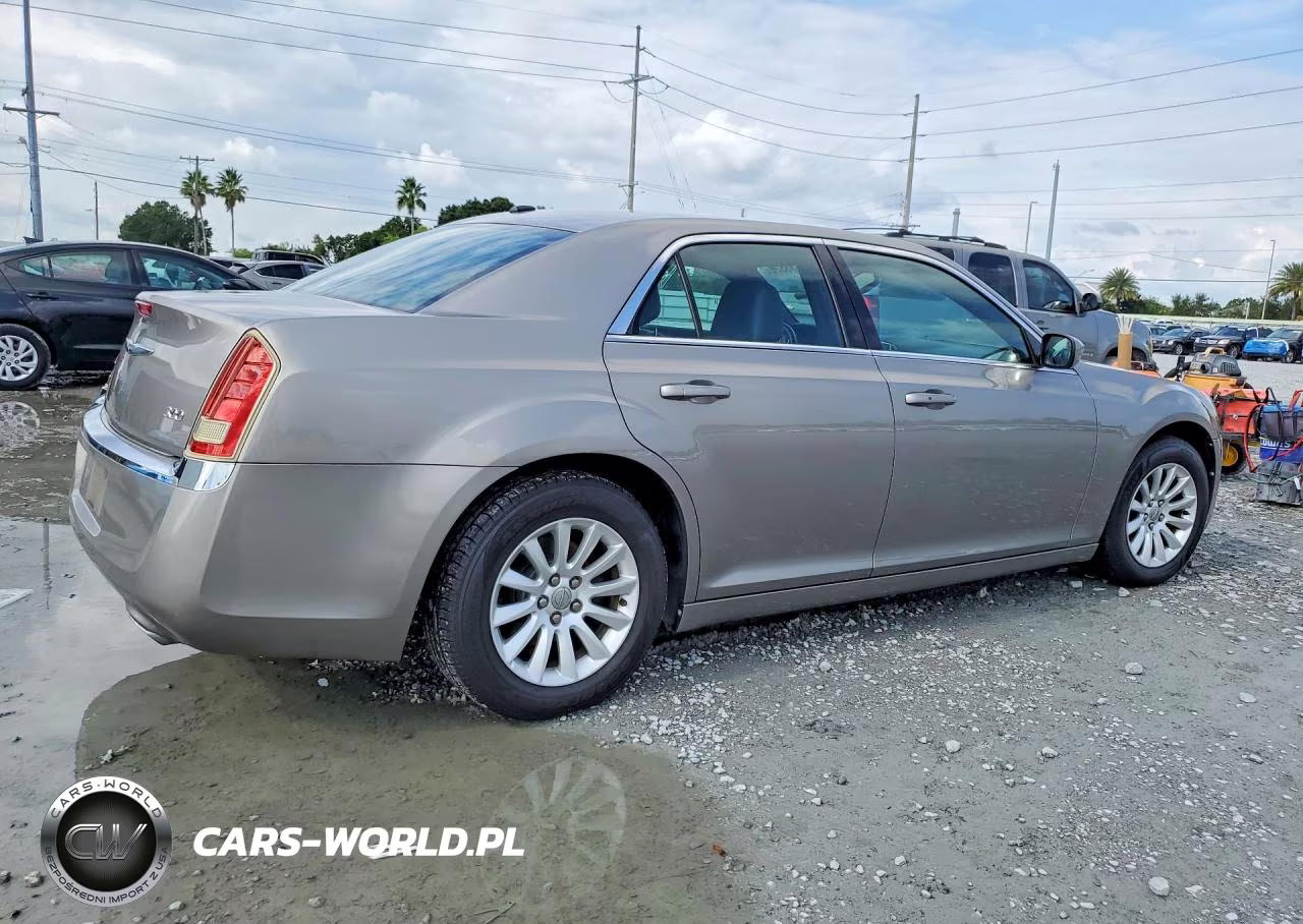 2014 Chrysler 300 VIN:2C3CCAAG3EH193774 - 3