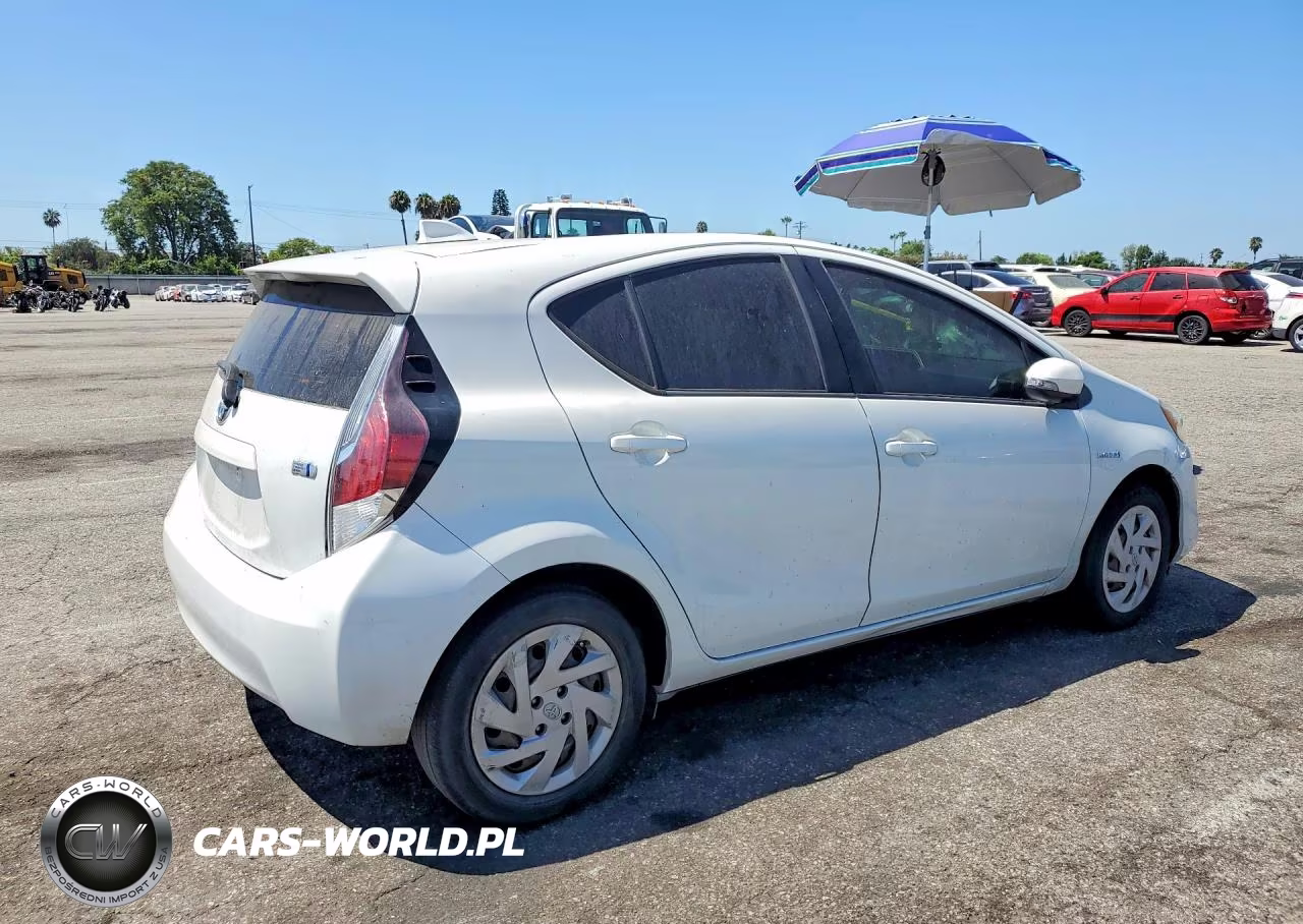 2015 Toyota Prius C One VIN:JTDKDTB30F1111642 - 3