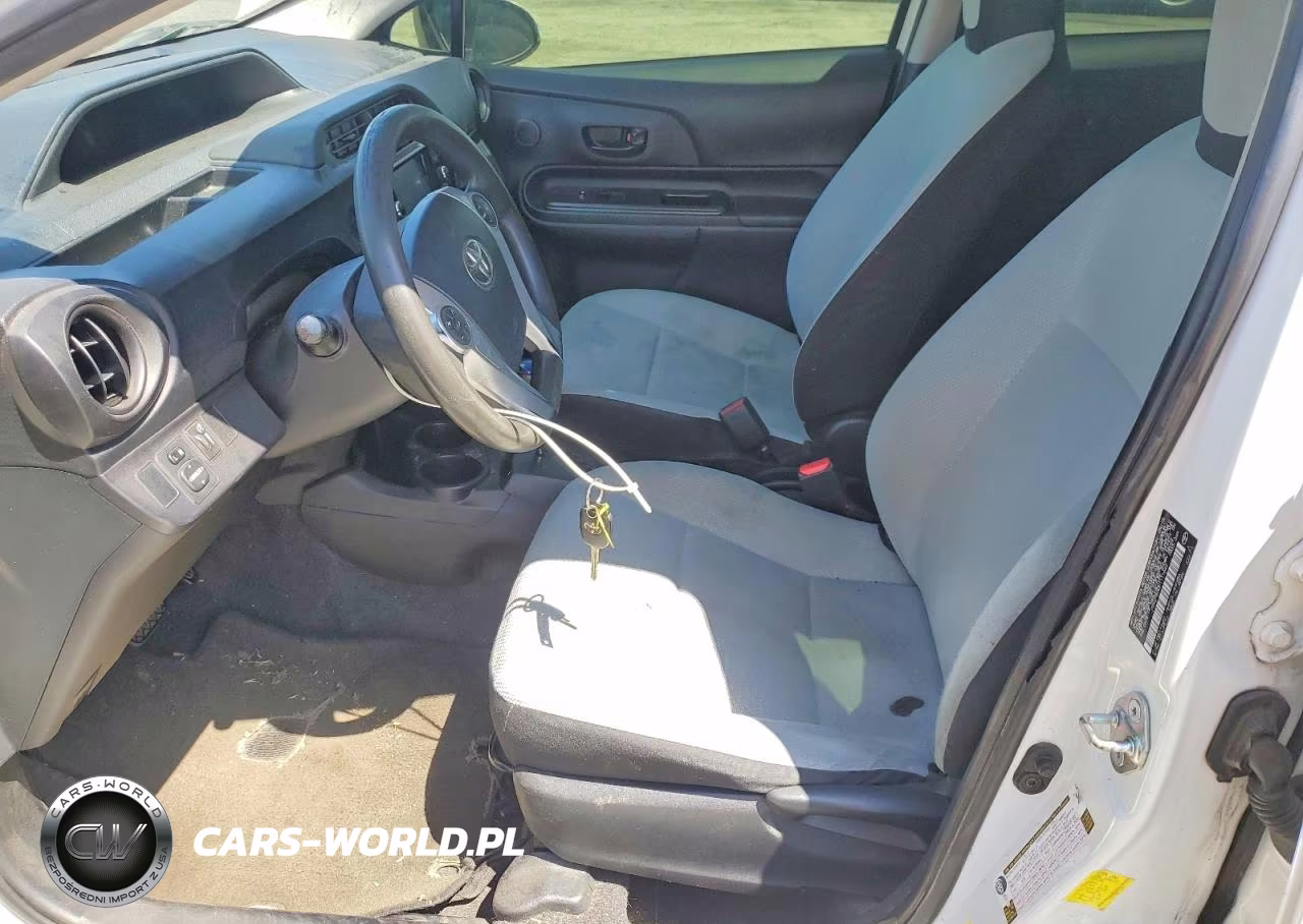2015 Toyota Prius C One VIN:JTDKDTB30F1111642 - 7