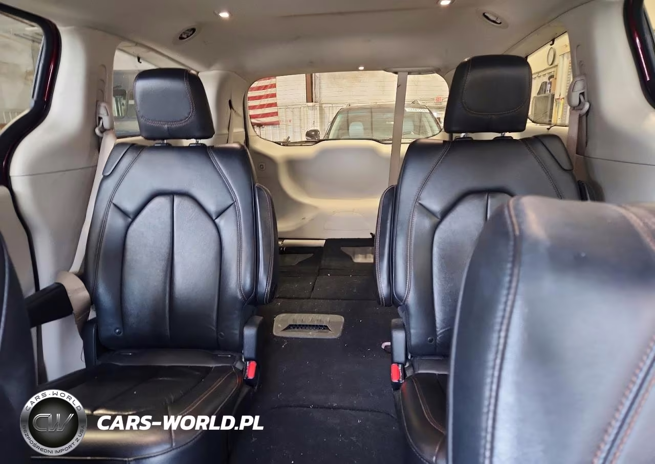 2017 Chrysler Pacifica Touring L VIN:2C4RC1BG8HR739570 - 10