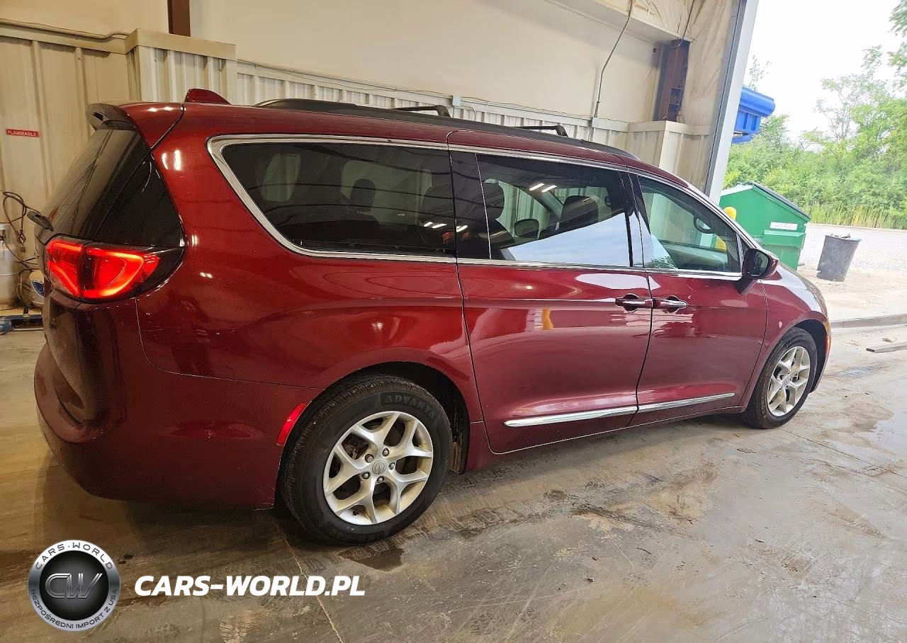 2017 Chrysler Pacifica Touring L VIN:2C4RC1BG8HR739570 - 3