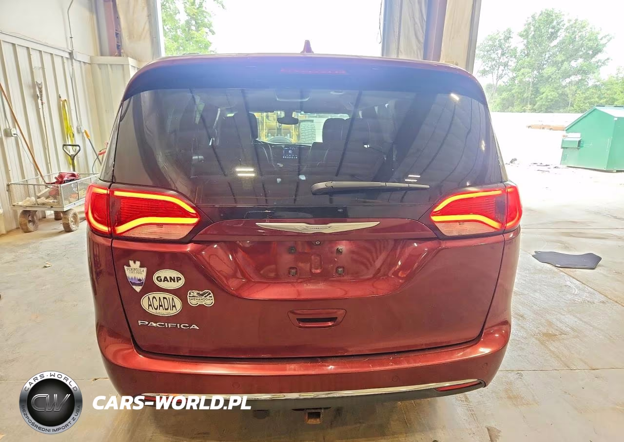 2017 Chrysler Pacifica Touring L VIN:2C4RC1BG8HR739570 - 6