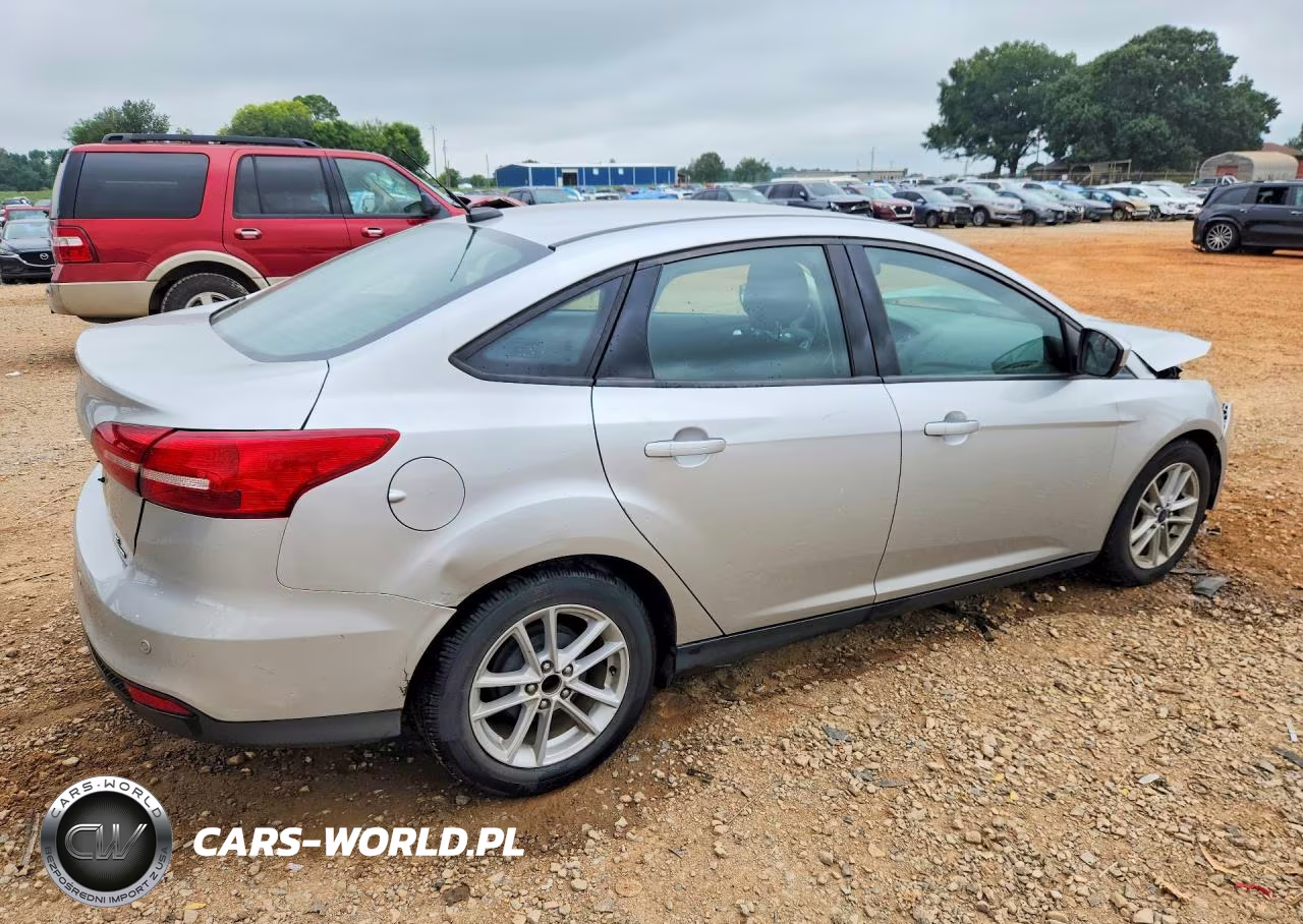 2018 Ford Focus Se VIN:1FADP3F28JL226655 - 3