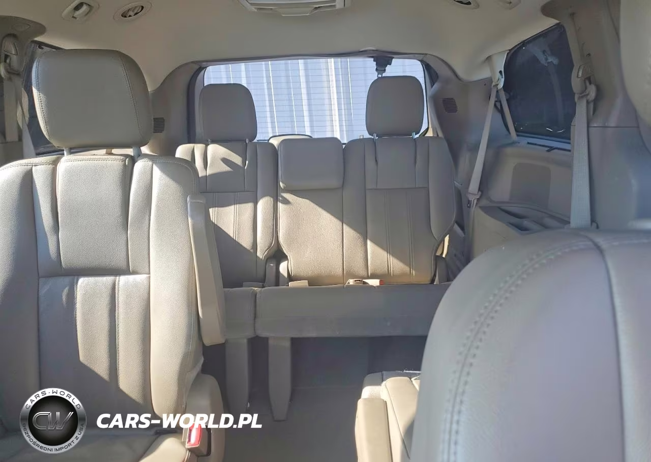 2015 Chrysler Town & Country VIN:2C4RC1BG8FR630281 - 10