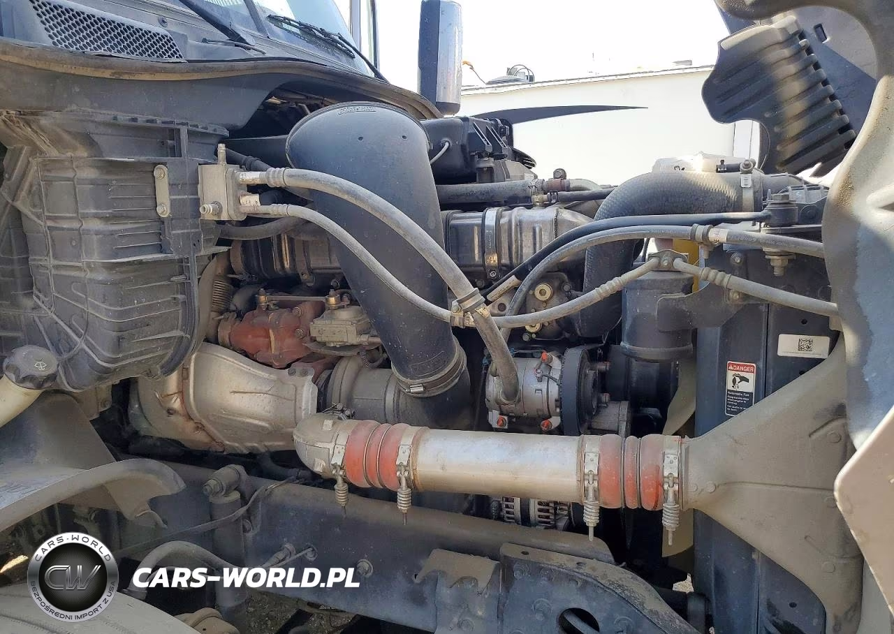 2015 Freightliner Cascadia Semi Truck VIN:3AKJGLD63FSGL2675 - 11
