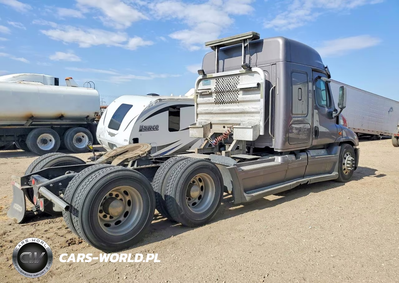 2015 Freightliner Cascadia Semi Truck VIN:3AKJGLD63FSGL2675 - 3