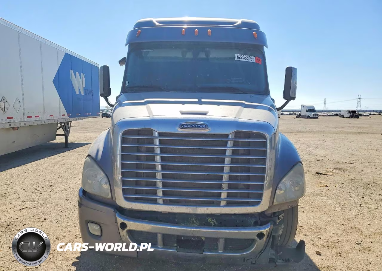 2015 Freightliner Cascadia Semi Truck VIN:3AKJGLD63FSGL2675 - 5
