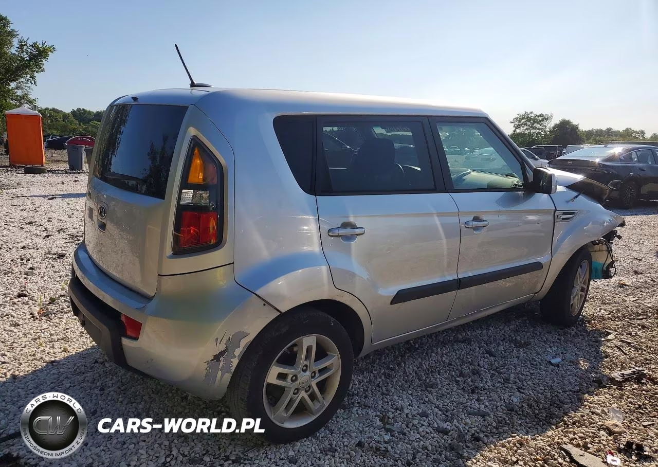 2011 Kia Soul + VIN:KNDJT2A27B7261840 - 3