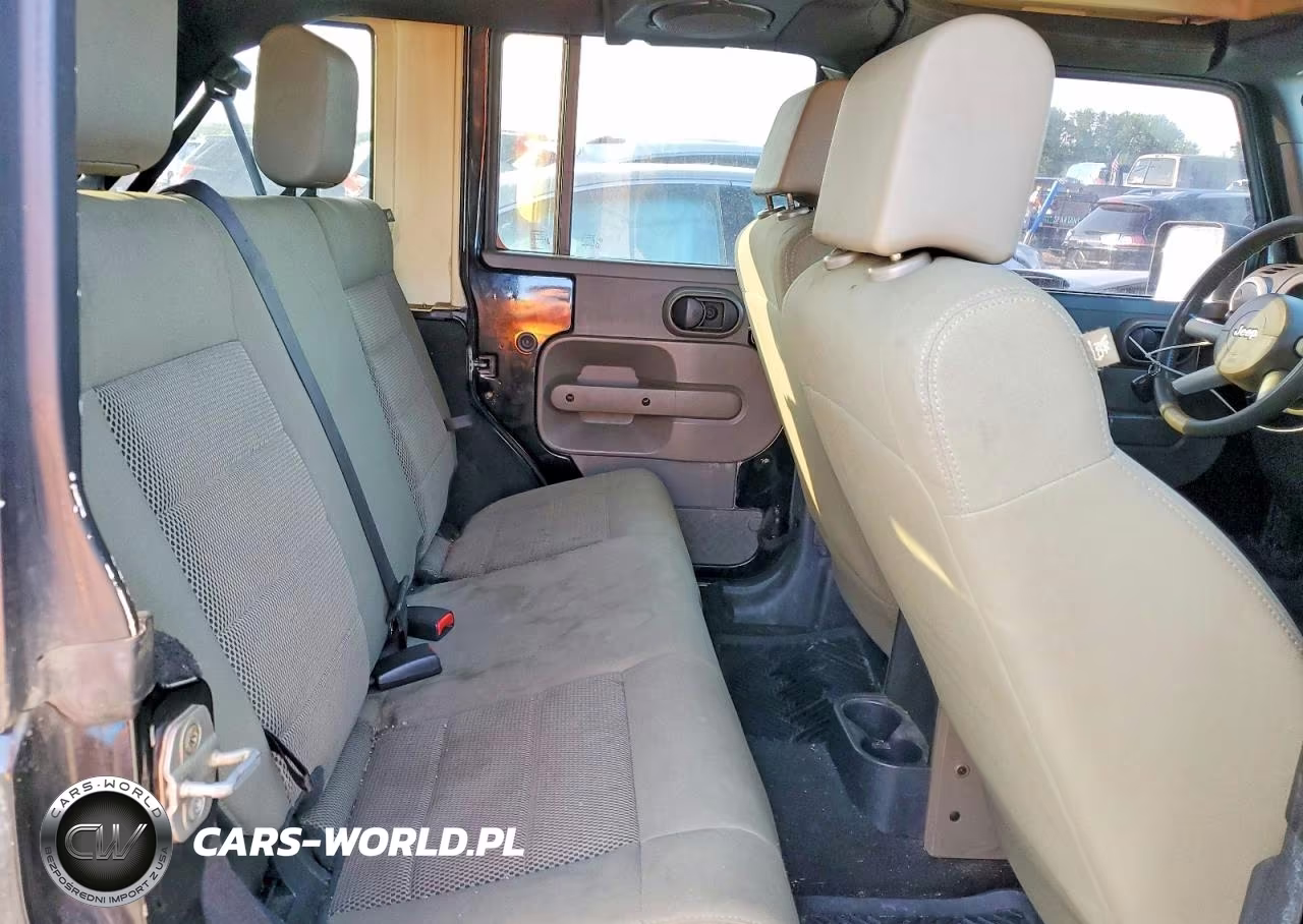 2008 Jeep Wrangler Unlimited Sahara VIN:1J4GA59108L552770 - 10