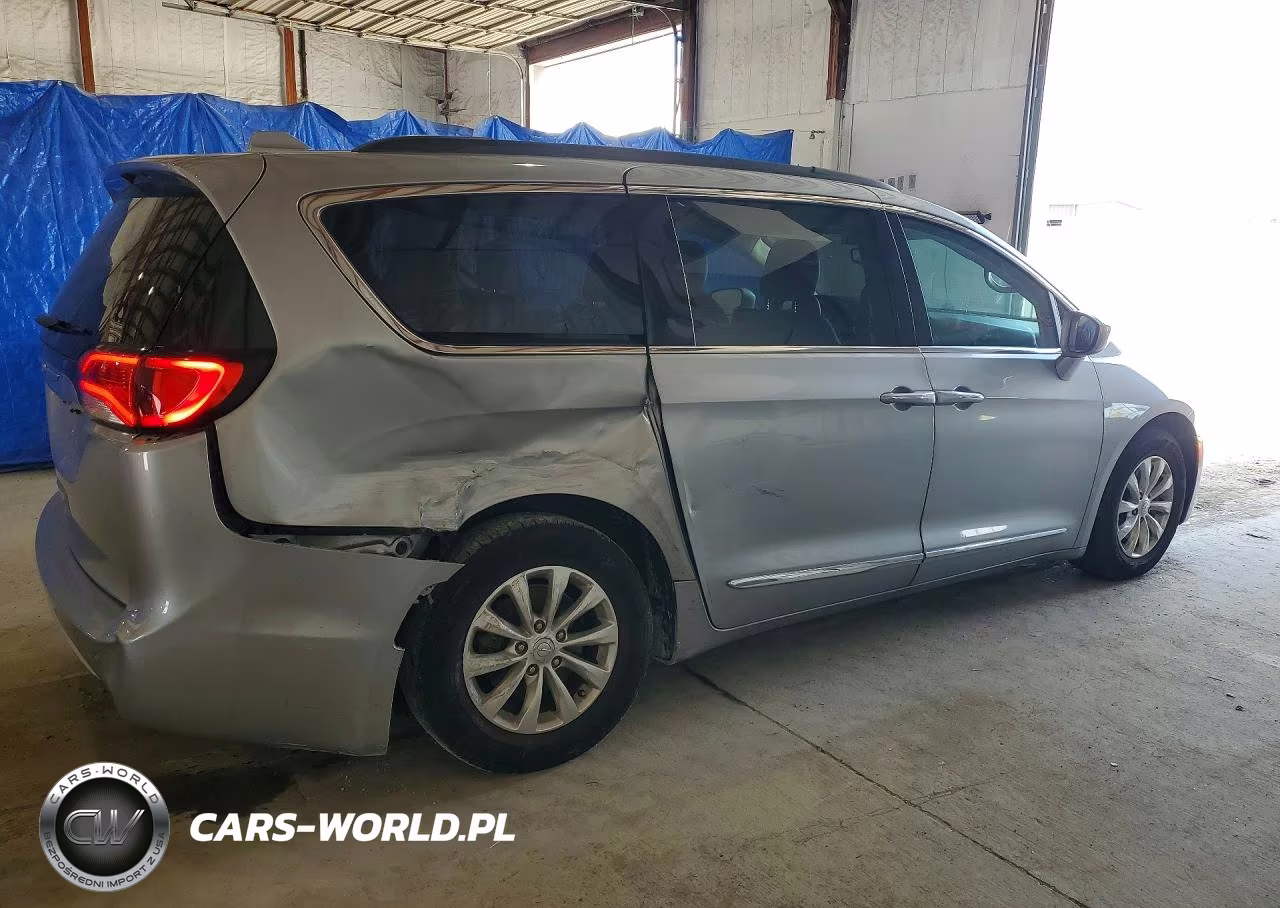 2017 Chrysler Pacifica Touring L VIN:2C4RC1BG5HR795059 - 3