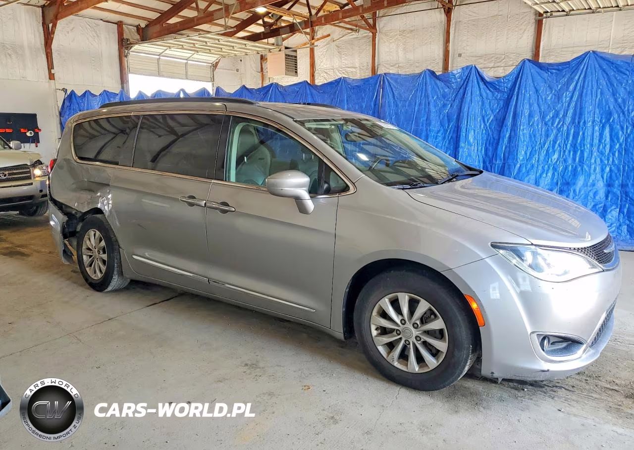 2017 Chrysler Pacifica Touring L VIN:2C4RC1BG5HR795059 - 4