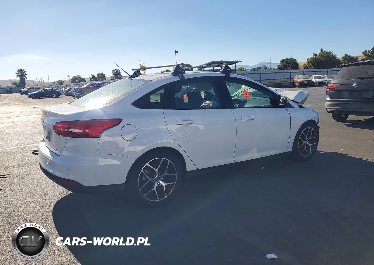 2017 Ford Focus Sel VIN:1FADP3H23HL333443 - 3