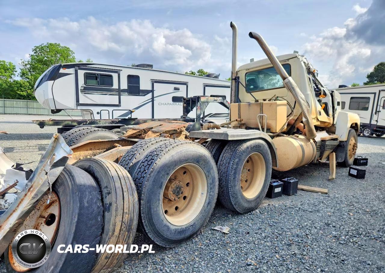 2022 Mack Pinnacle Semi Truck VIN:1M1PN4GYXNM009839 - 4