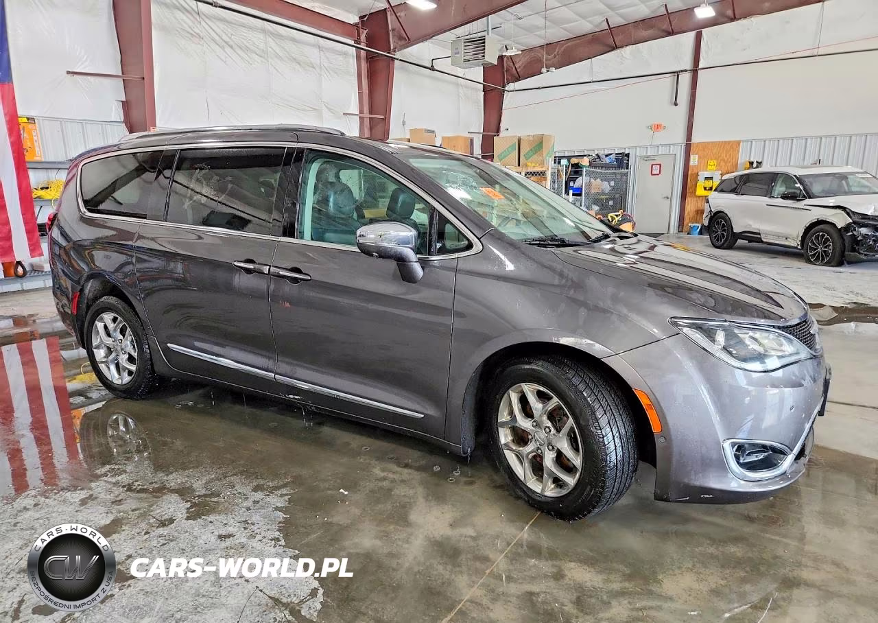 2017 Chrysler Pacifica Limited VIN:2C4RC1GG7HR754554 - 4