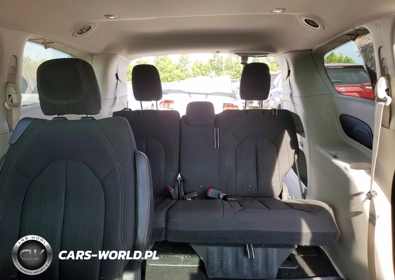 2018 Chrysler Pacifica Touring Plus VIN:2C4RC1FG9JR280114 - 10