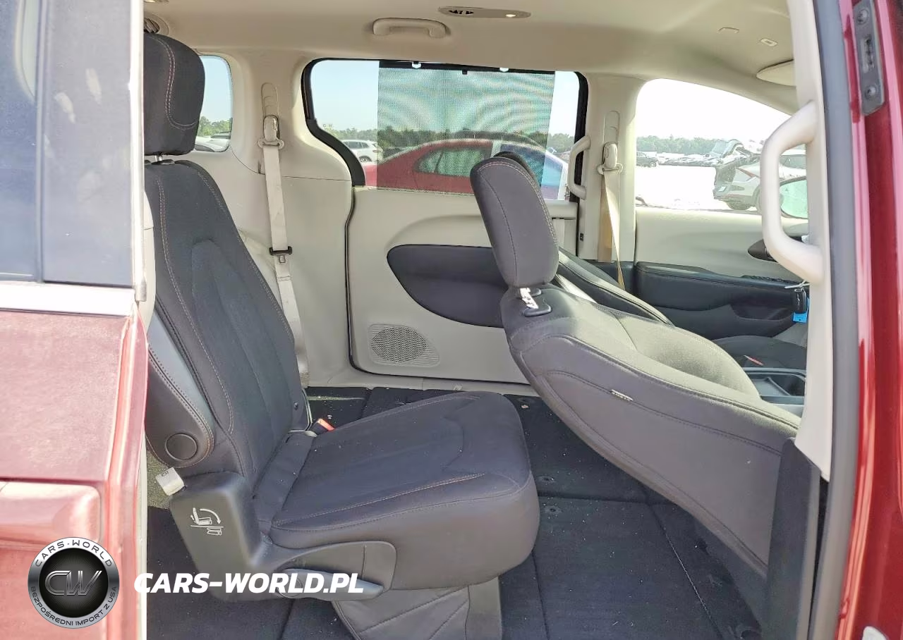 2018 Chrysler Pacifica Touring Plus VIN:2C4RC1FG9JR280114 - 11