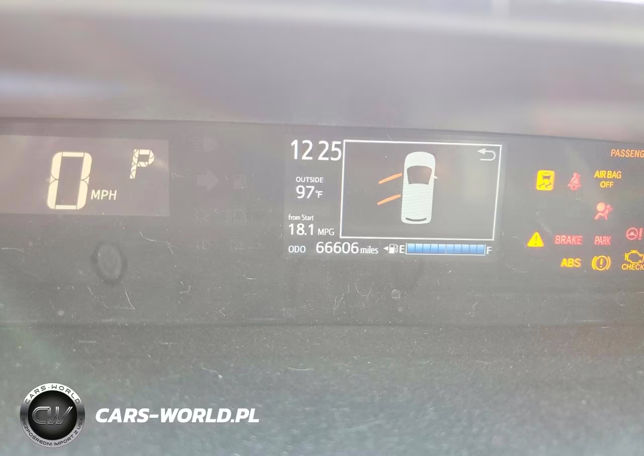 2018 Toyota Prius C Four VIN:JTDKDTB35J1601163 - 9