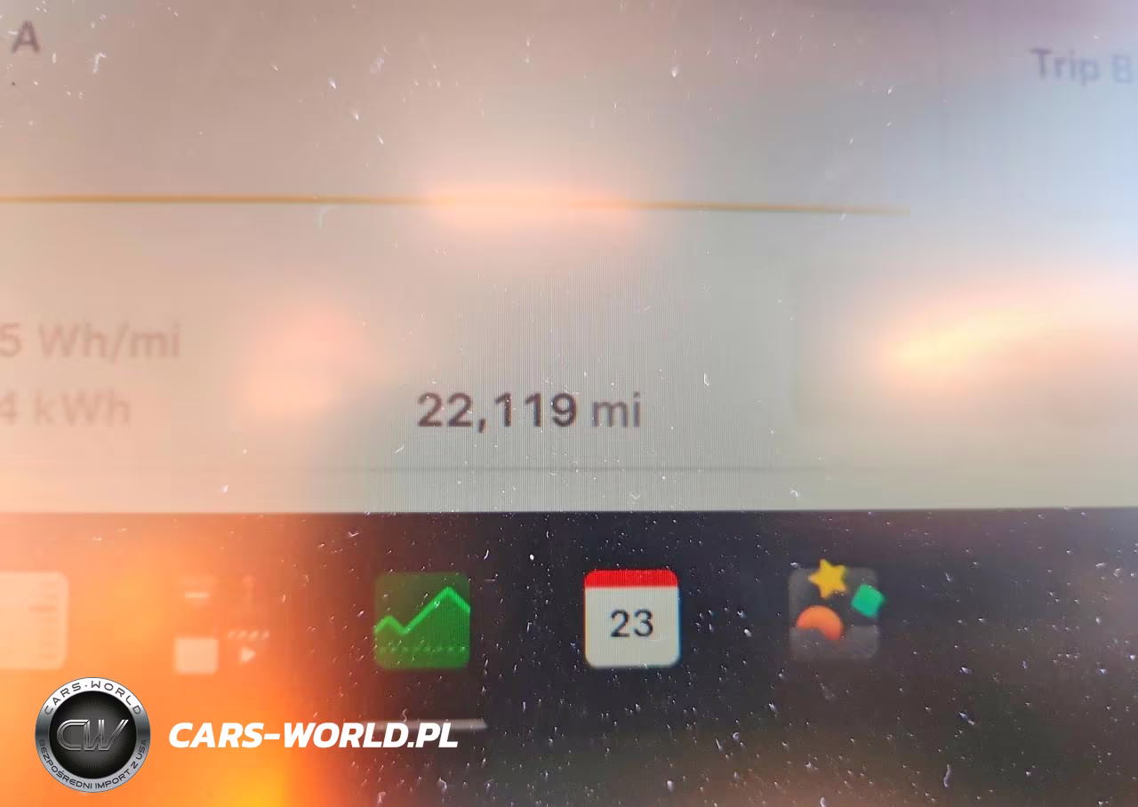 2023 Tesla Model Y VIN:7SAYGDED0PF923451 - 9