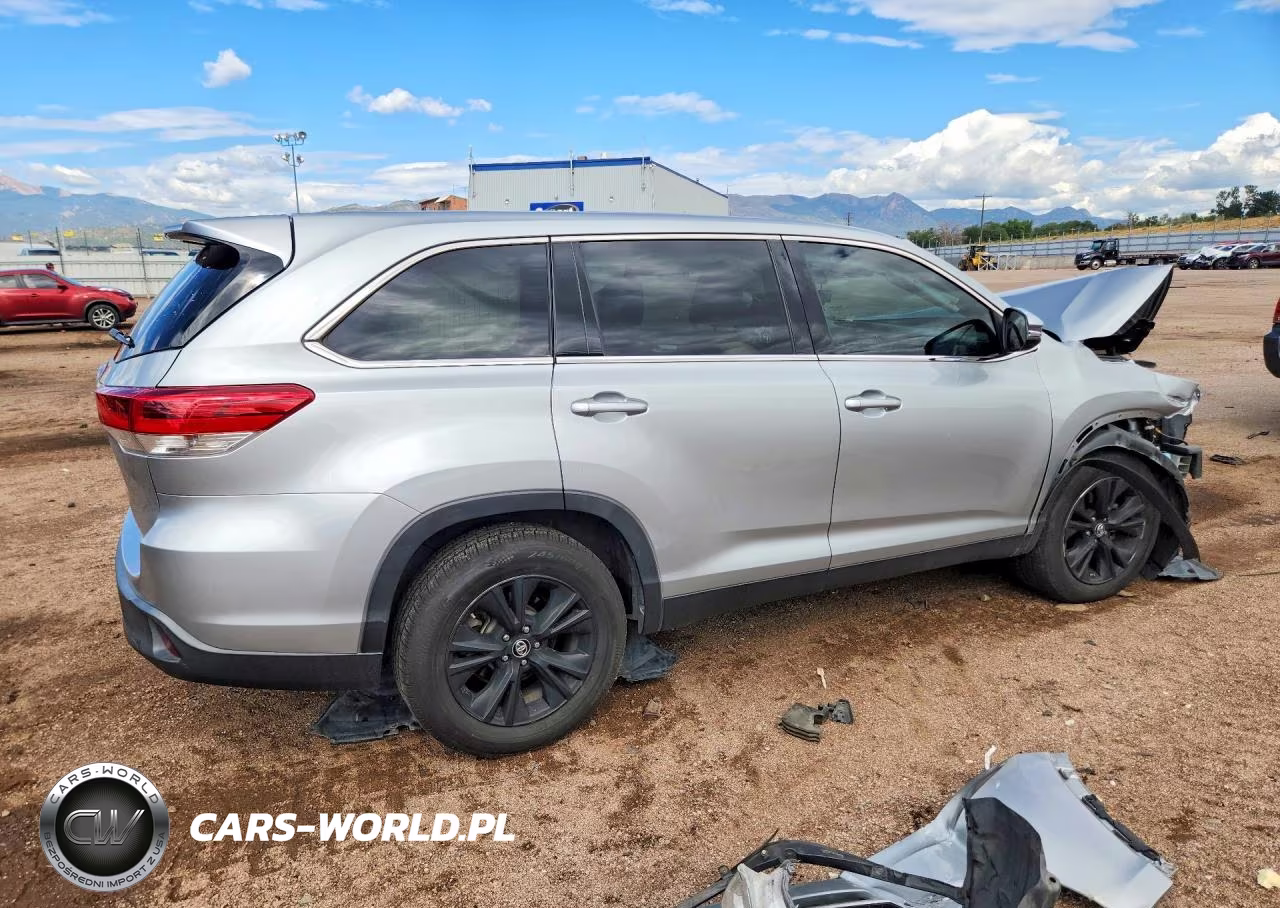 2019 Toyota Highlander Le VIN:5TDZARFH5KS050625 - 3
