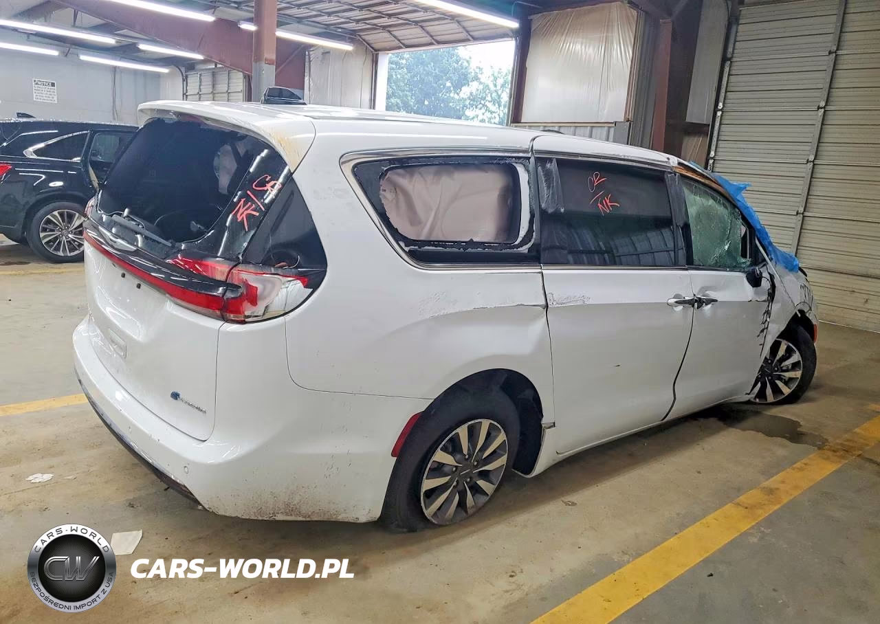 2025 Chrysler Pacifica Hybrid Select VIN:2C4RC1S78SR565524 - 3