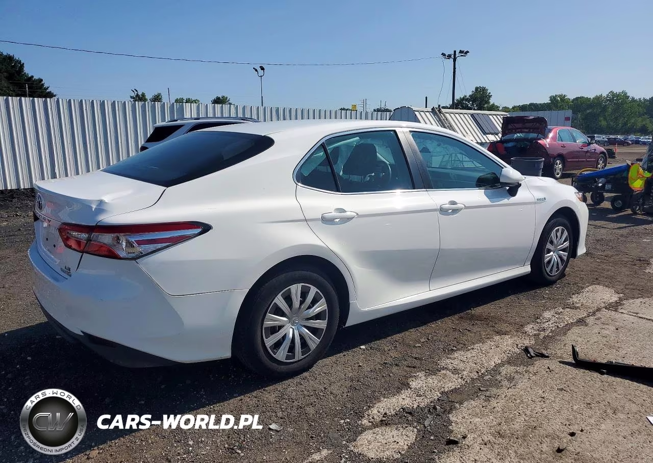 2018 Toyota Camry Le VIN:4T1B31HK3JU004626 - 3