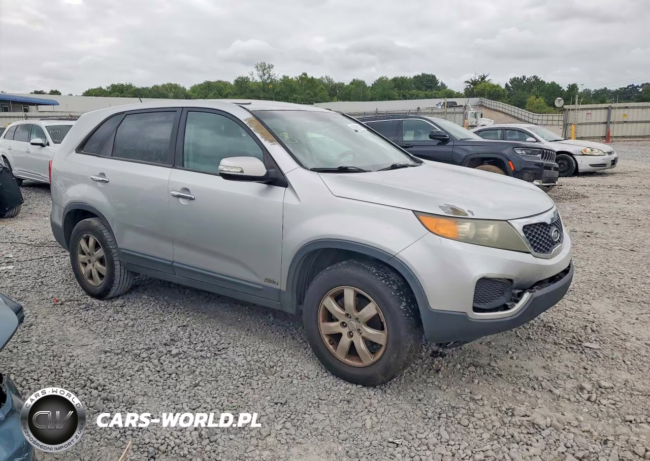 2011 Kia Sorento Lx VIN:5XYKTCA17BG015097 - 4