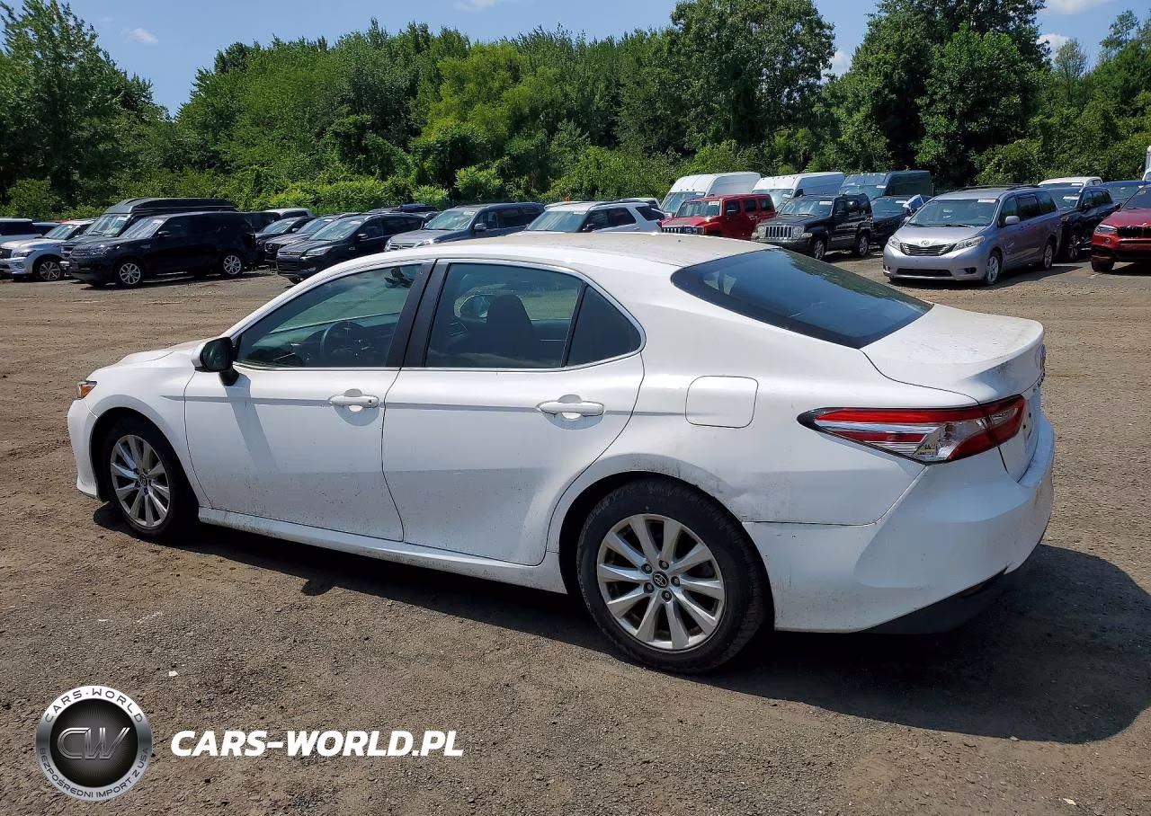 2018 Toyota Camry Le VIN:4T1B11HK0JU641494 - 2