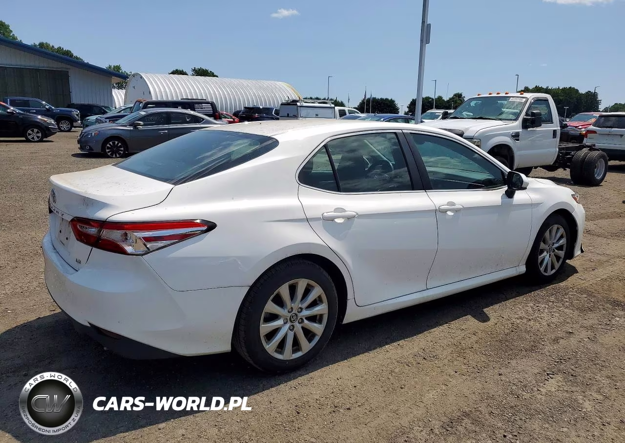 2018 Toyota Camry Le VIN:4T1B11HK0JU641494 - 3