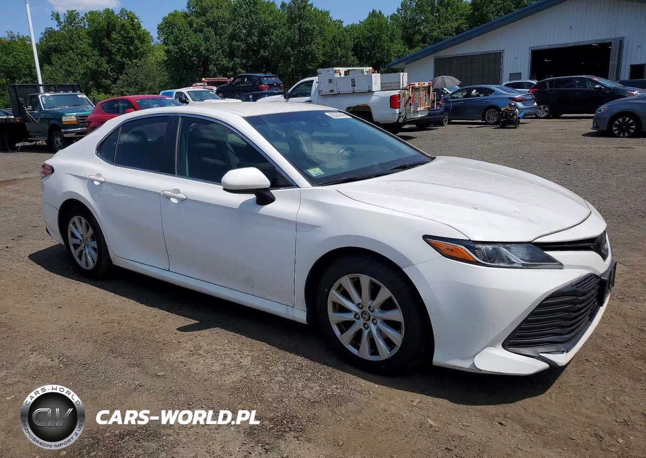 2018 Toyota Camry Le VIN:4T1B11HK0JU641494 - 4