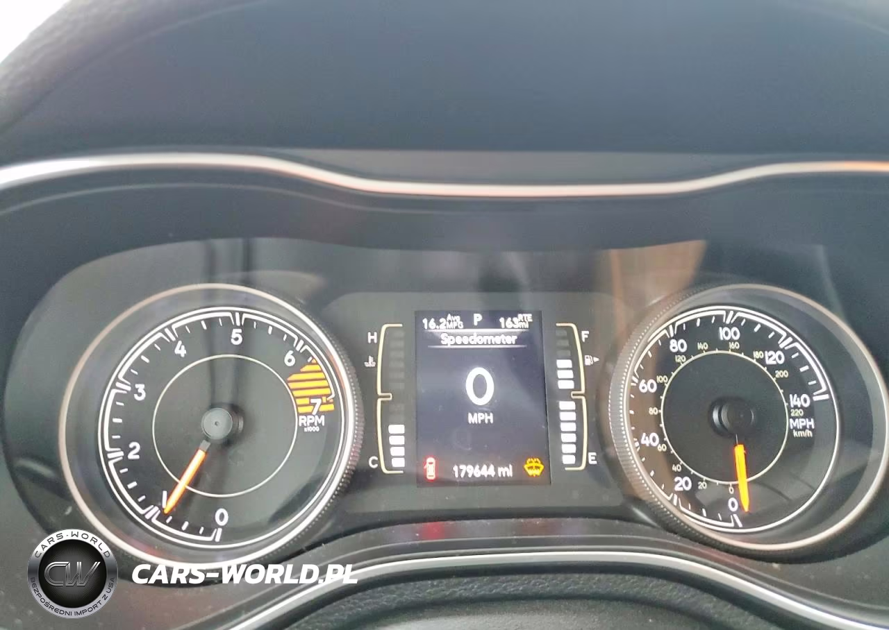 2019 Jeep Cherokee Latitude Plus VIN:1C4PJLLB8KD151304 - 9