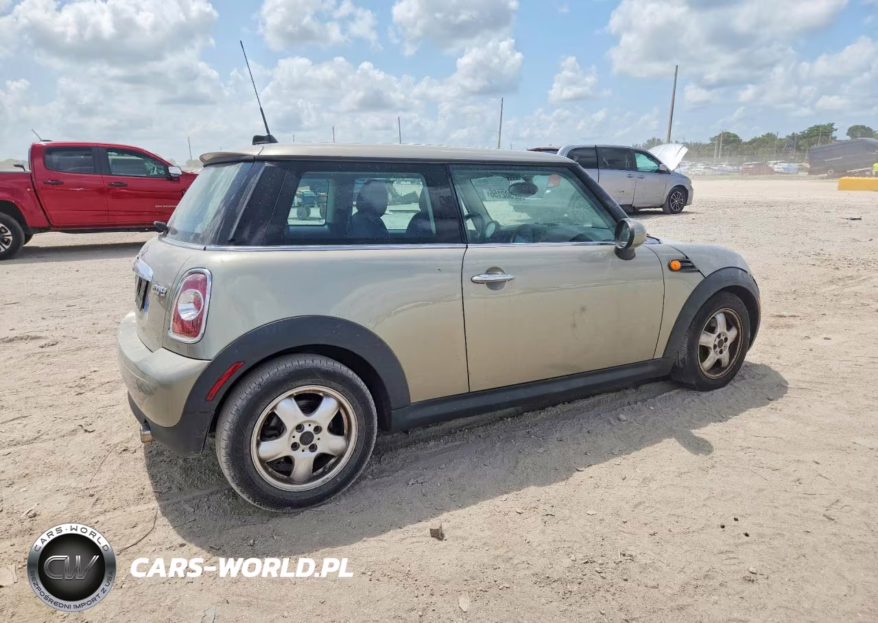 2011 Mini Cooper VIN:WMWSU3C58BTX96727 - 3