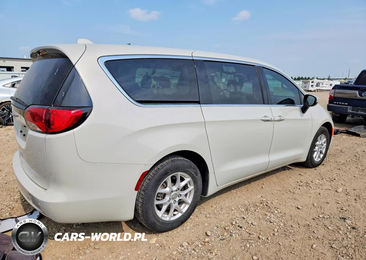 2017 Chrysler Pacifica Touring VIN:2C4RC1DG9HR587697 - 3