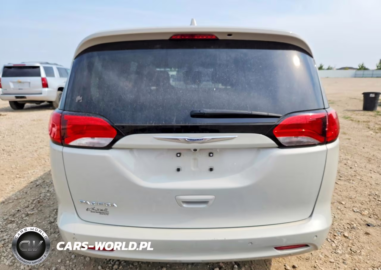 2017 Chrysler Pacifica Touring VIN:2C4RC1DG9HR587697 - 6