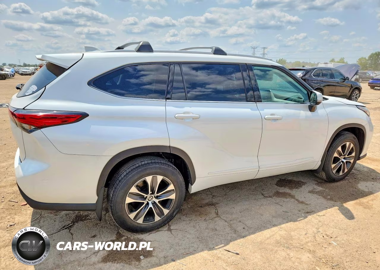 2022 Toyota Highlander Xle VIN:5TDGZRBH6NS584078 - 3