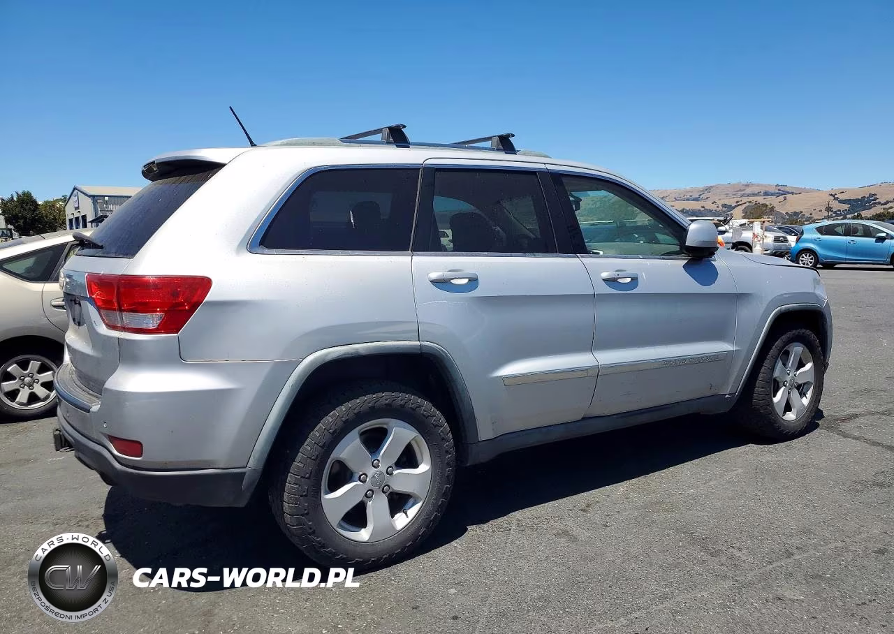 2011 Jeep Grand Cherokee Laredo VIN:1J4RR4GG2BC563666 - 3