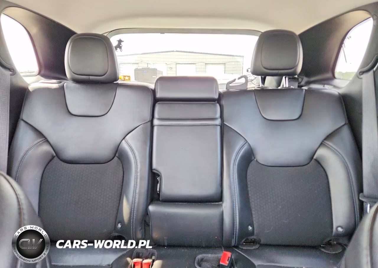 2019 Jeep Cherokee Latitude Plus VIN:1C4PJMLX6KD108257 - 10