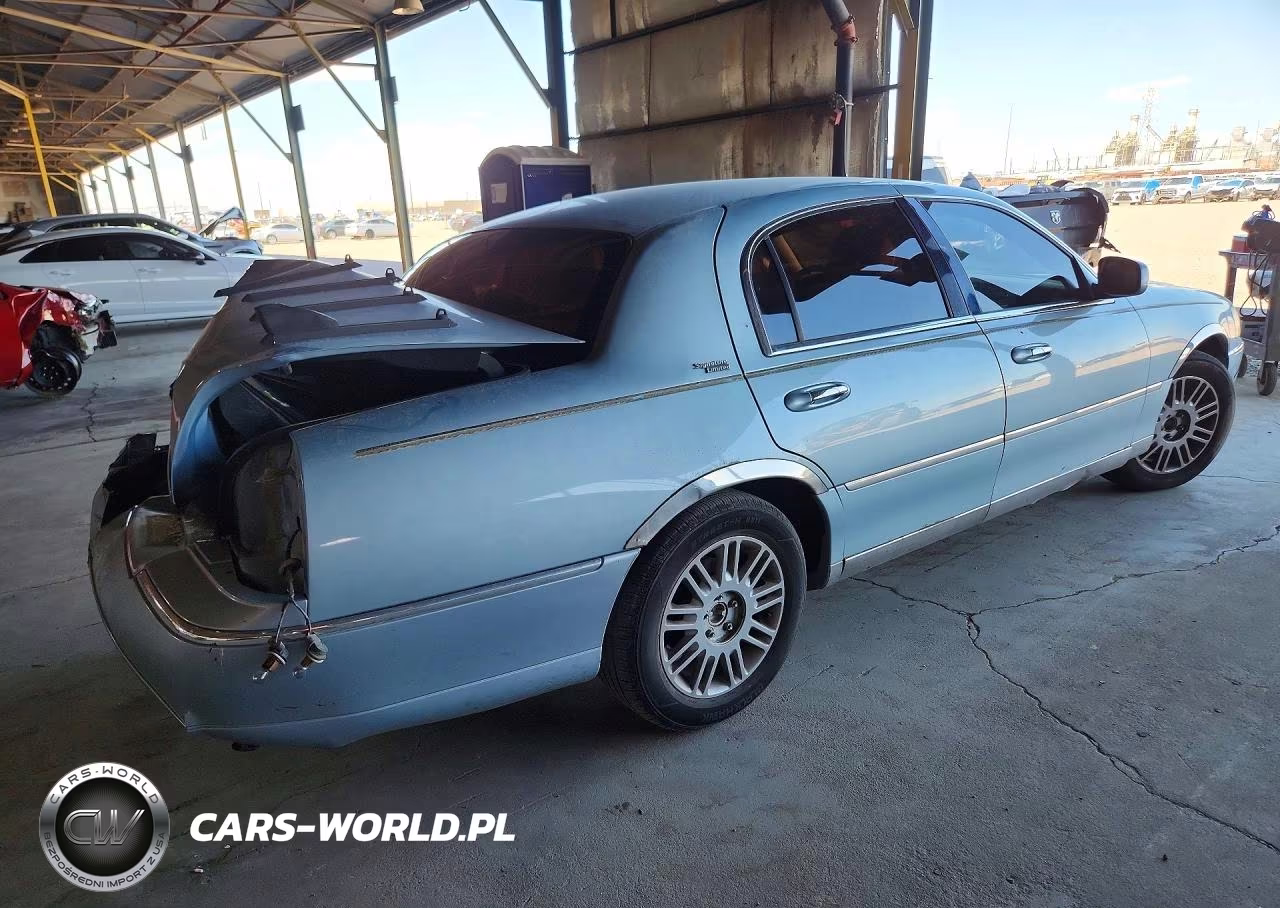 2008 Lincoln Town Car VIN:2LNHM82W58X658543 - 3