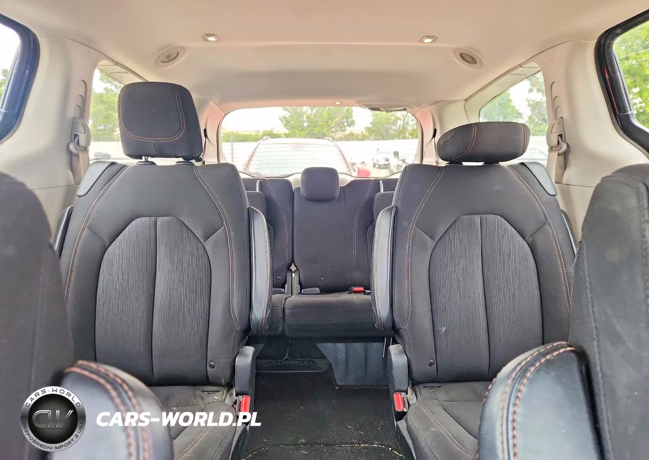 2017 Chrysler Pacifica Touring VIN:2C4RC1DG6HR614645 - 10