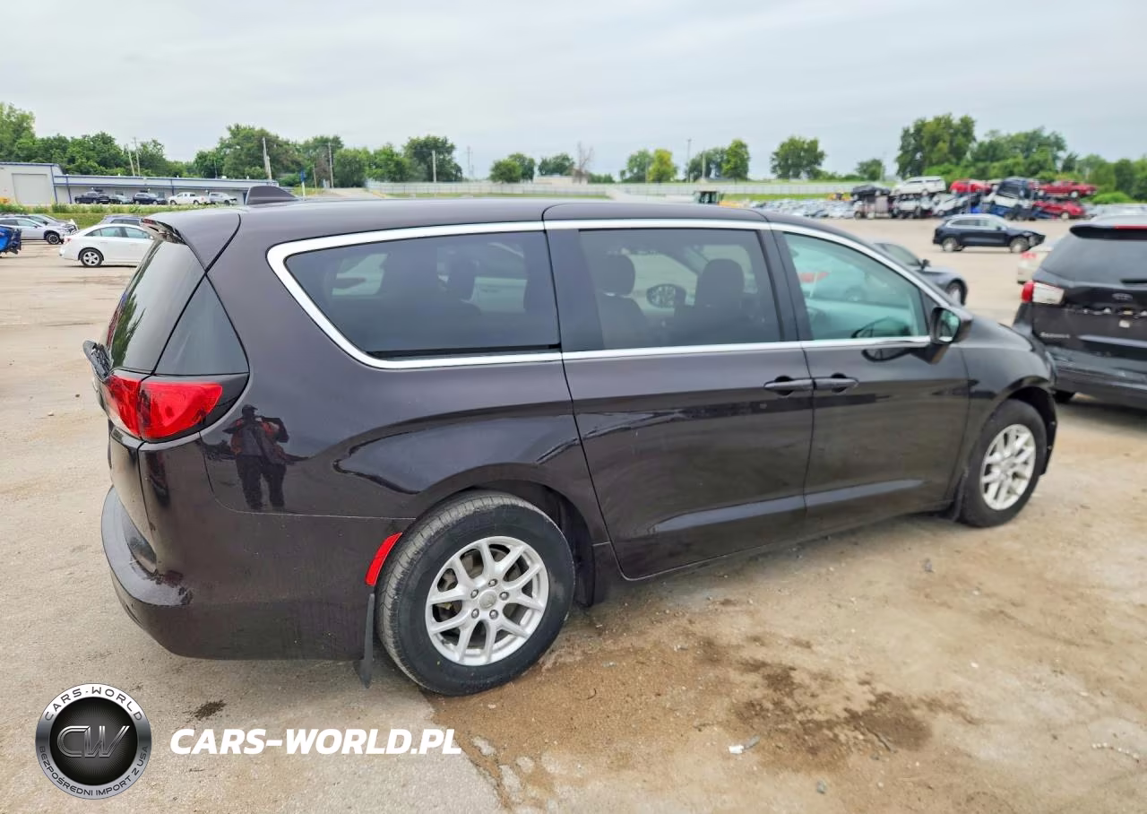 2017 Chrysler Pacifica Touring VIN:2C4RC1DG6HR614645 - 3
